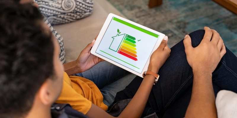 Energieausweis mit Energieeffizienzklassen auf Tablet – digitale Energieberatung