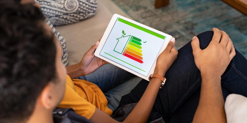 Energieausweis mit Energieeffizienzklassen auf Tablet – digitale Energieberatung